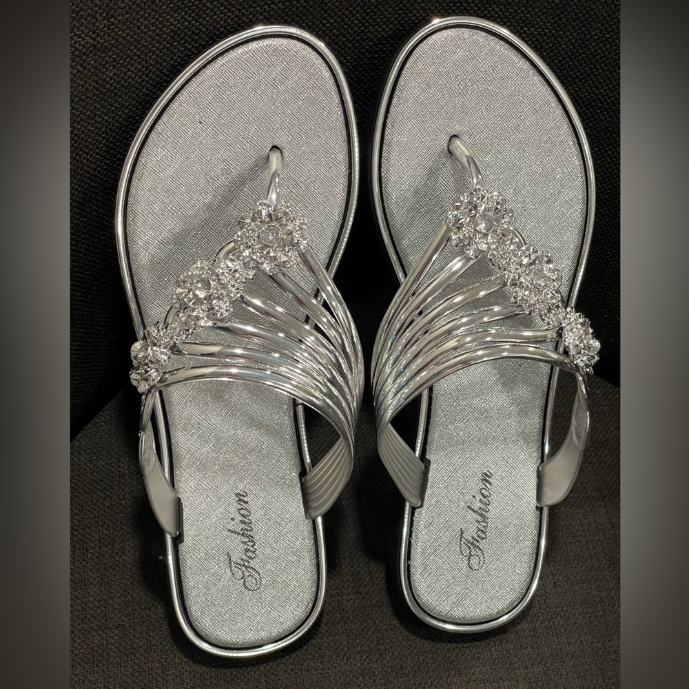 Size 8 women’s silver sandals only tried on never worn. NWOT